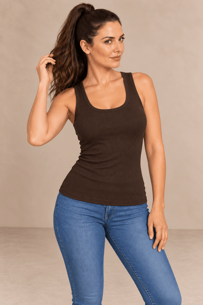 Camiseta Cashia Basic TAU marrón talla S en modelo Cashia con vaqueros