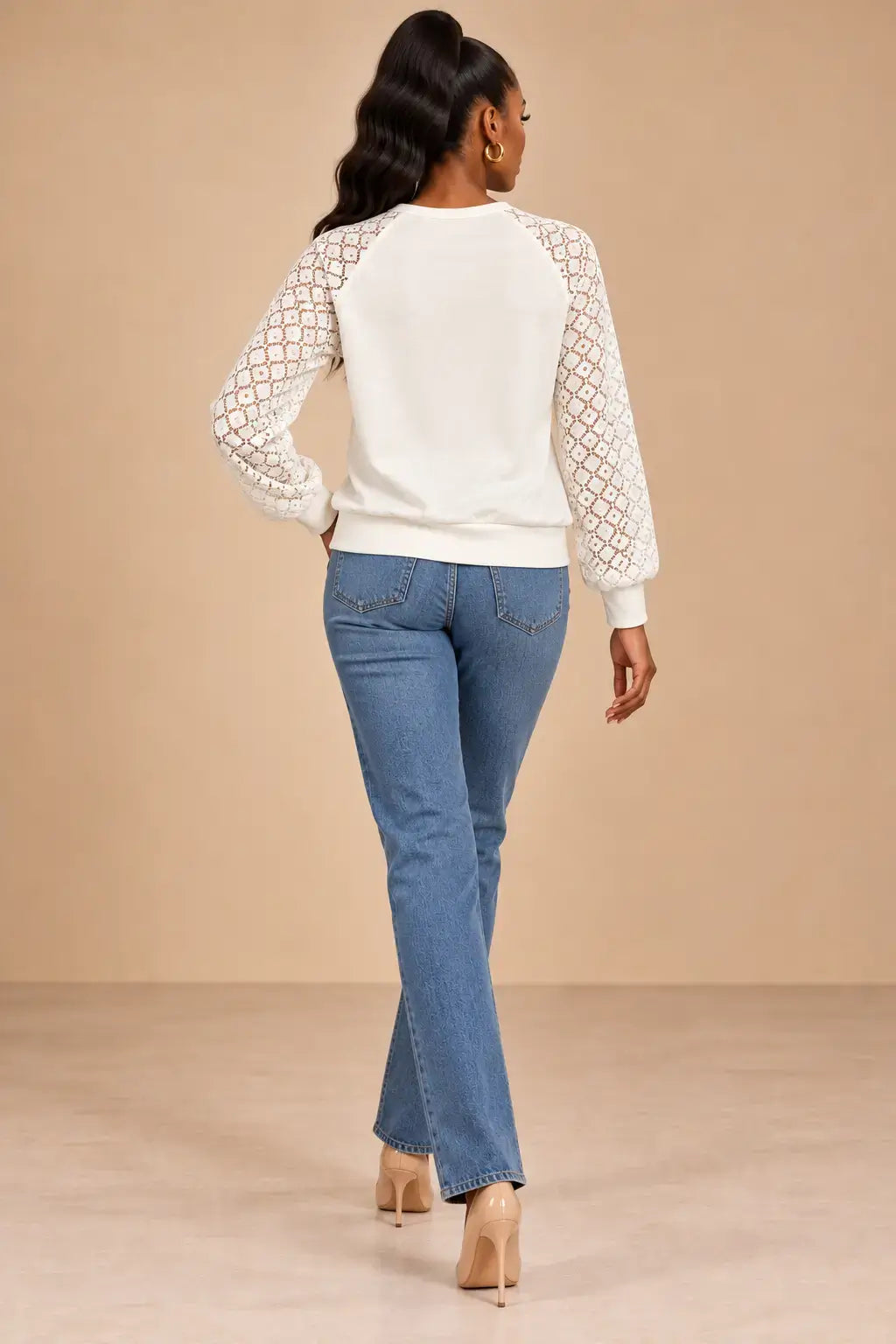 Camiseta mujer mangas caladas cuello redondo, vista trasera, combinada con jeans y tacones.