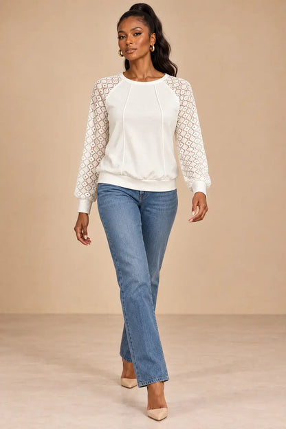 Camiseta mujer mangas caladas cuello redondo Cashia Brío, diseño elegante con mangas geométricas.