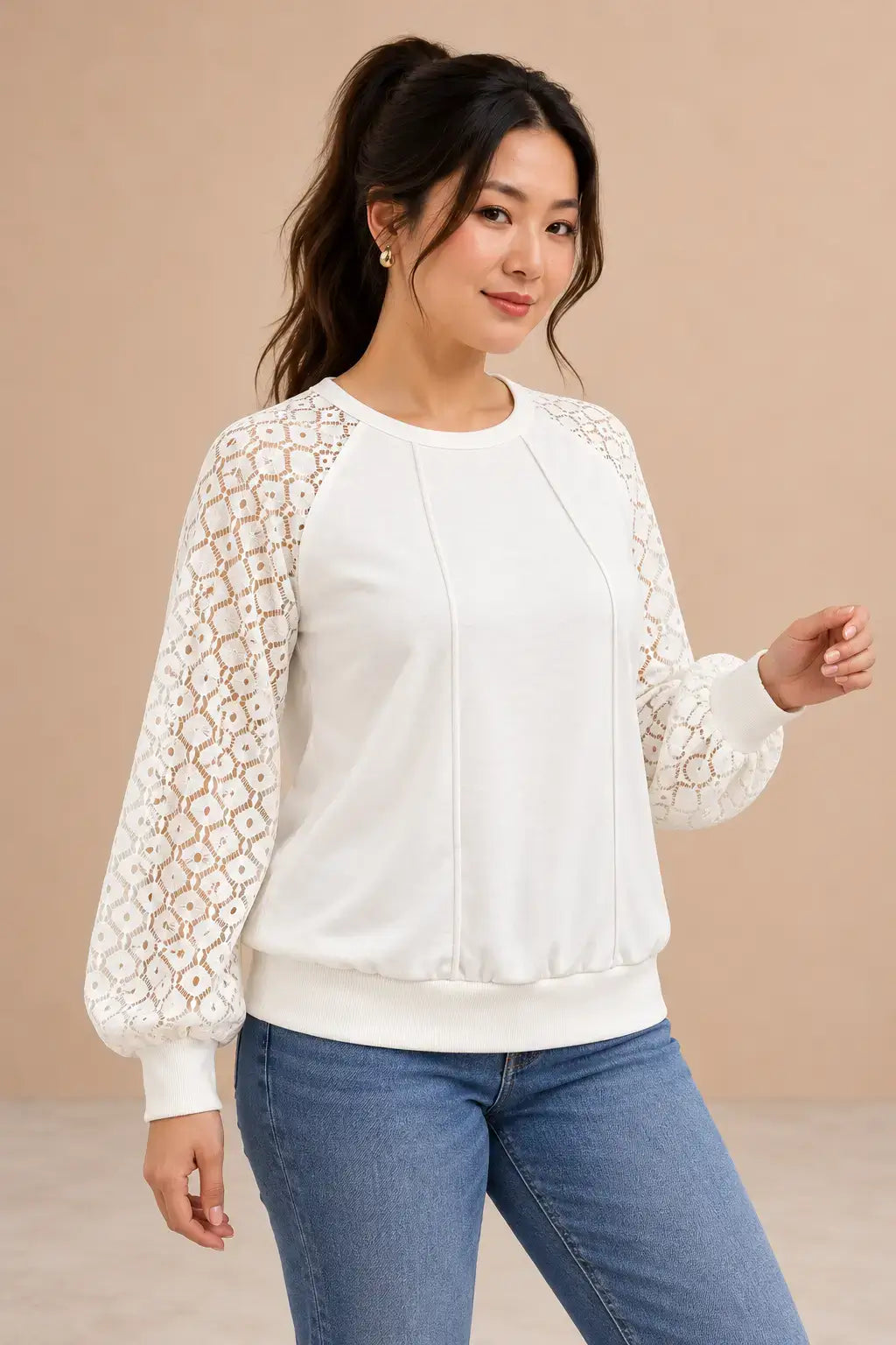 Camiseta mujer mangas caladas cuello redondo Cashia Brío, elegante y cómoda con diseño moderno.