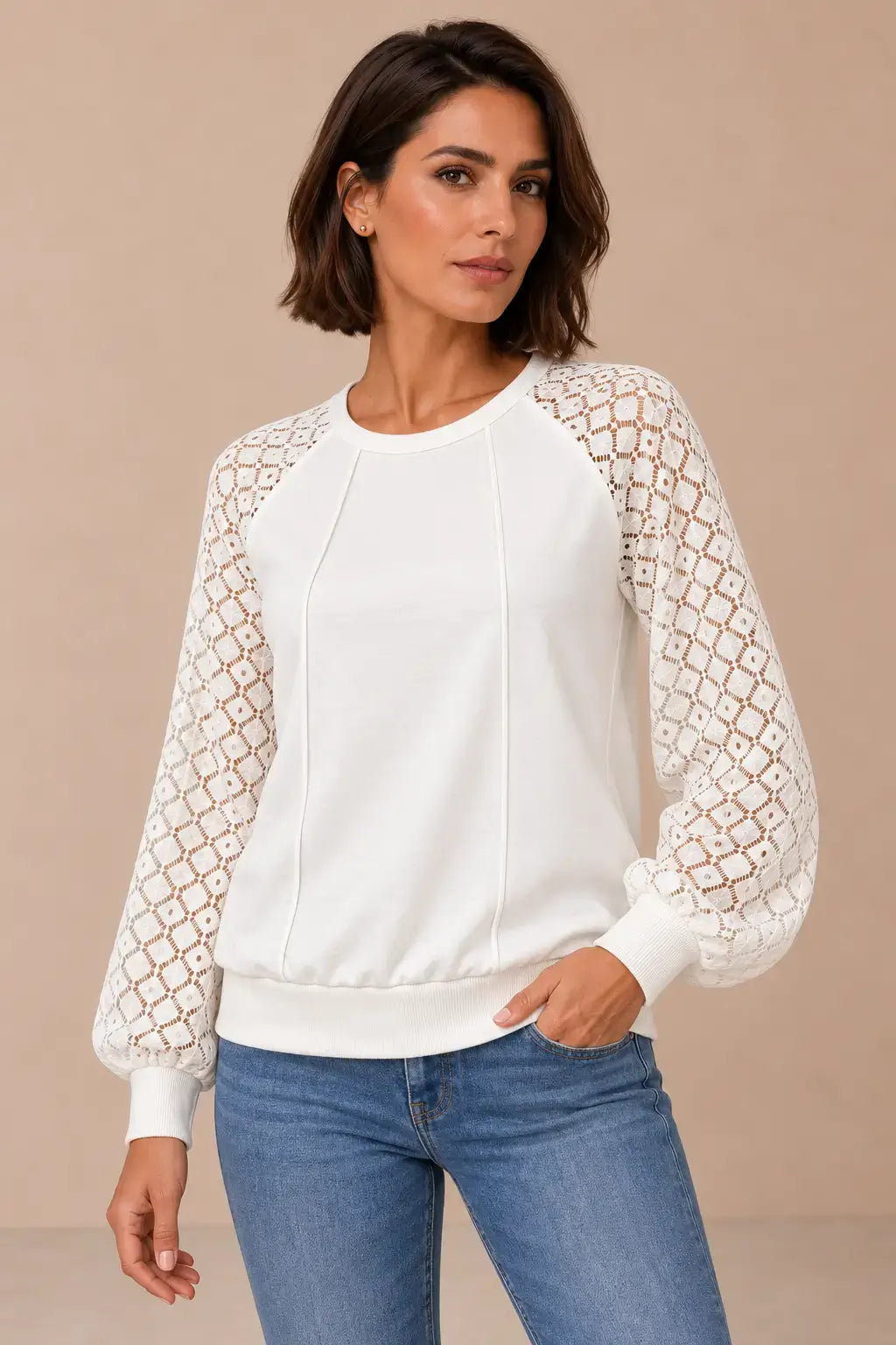Camiseta mujer mangas caladas cuello redondo Cashia Brío con diseño elegante y moderno en color blanco.