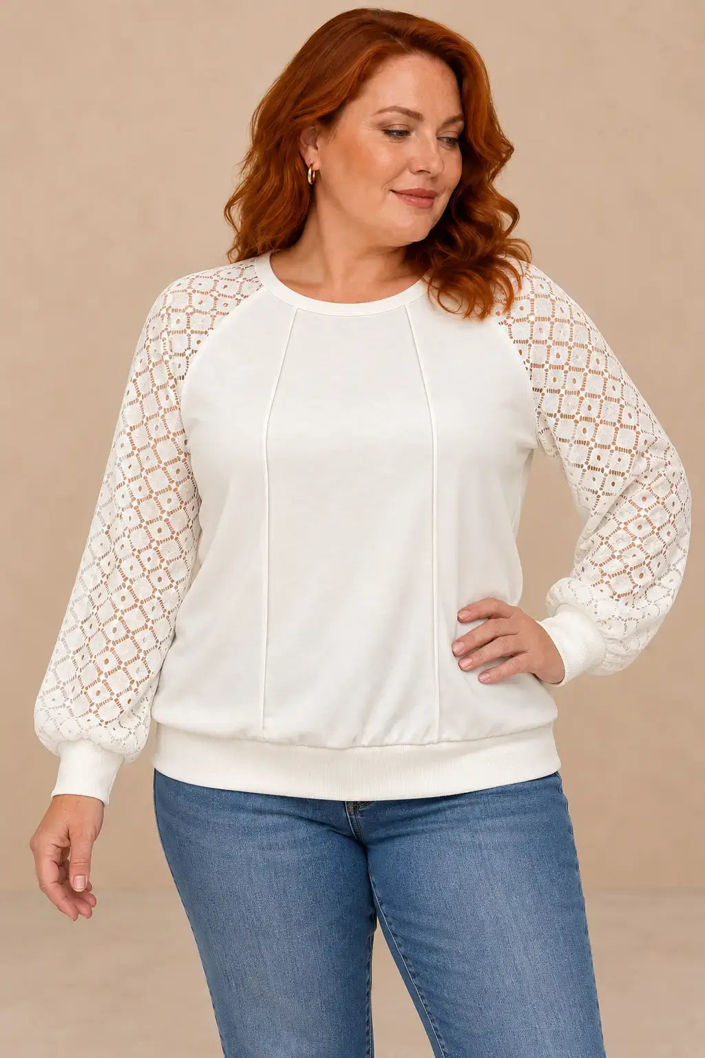 Camiseta mujer mangas caladas cuello redondo Cashia Brío, con diseño elegante en blanco y mangas de encaje.