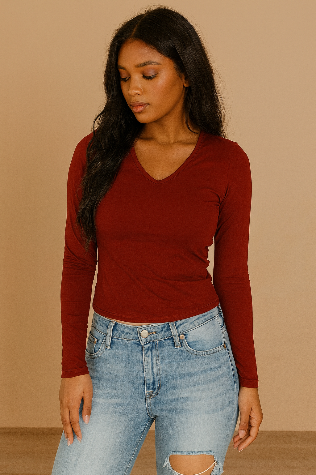 Camiseta Cashia Basic cuello V, color rojo vino, manga larga, vista medio plano