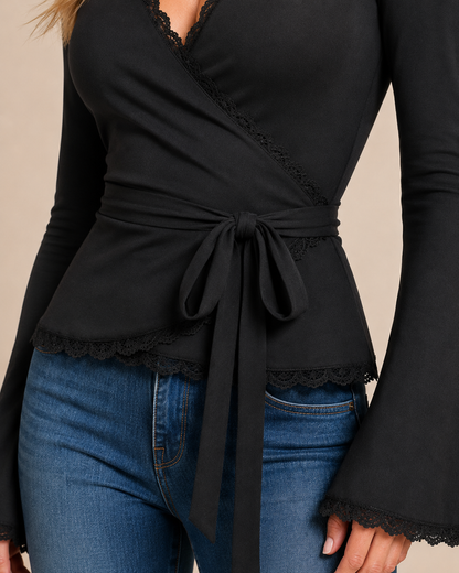 Detalle del lazo ajustable en la cintura de la camiseta negra Cashia Encanto