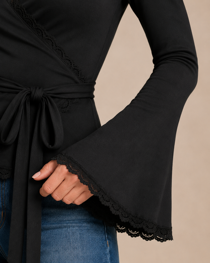 Detalle de la manga acampanada con acabado de encaje de la camiseta negra Cashia Encanto