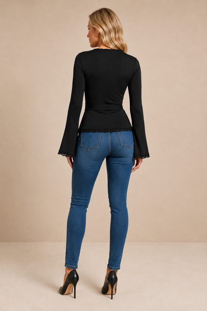 Vista trasera de la camiseta negra Cashia Encanto combinada con vaqueros