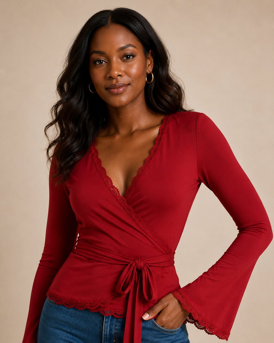 Modelo con camiseta roja Cashia Encanto de escote cruzado y manga acampanada