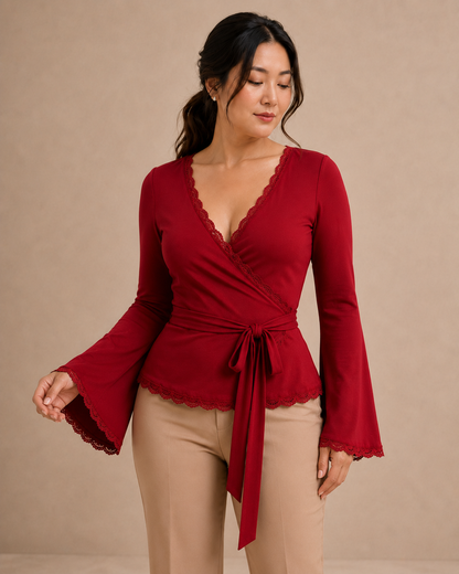 Modelo Cashia talla L con camiseta roja Cashia Encanto en medio plano superior