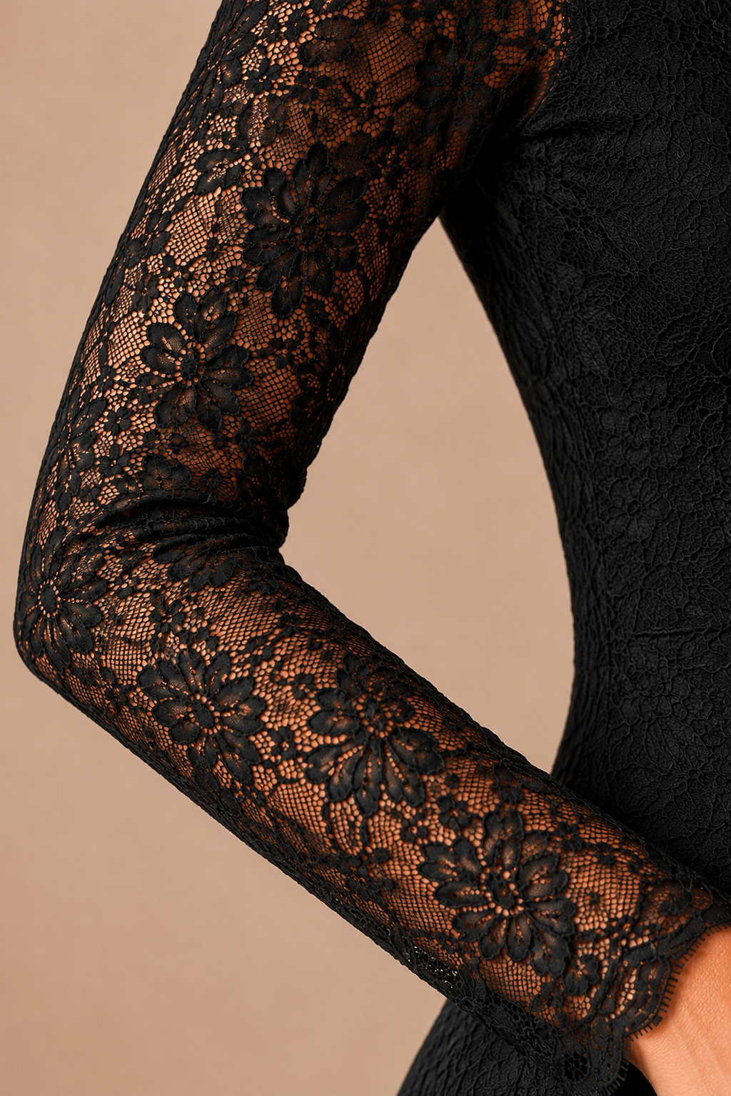 Detalle de la manga de encaje negro en camiseta Cashia Enigma