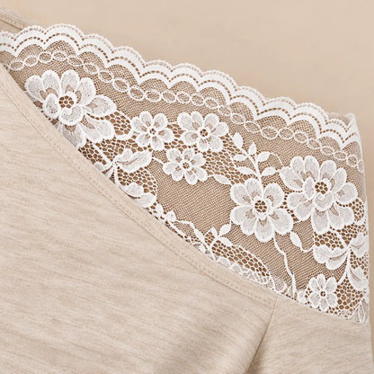 Camiseta mujer encaje floral asimétrico con delicado encaje blanco y escote asimétrico.