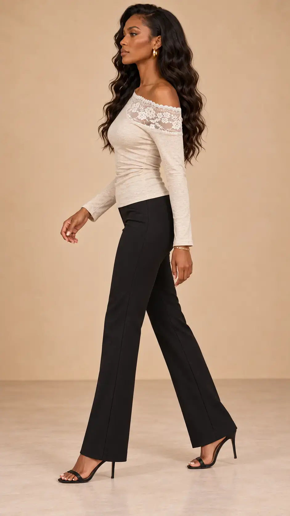 Camiseta mujer encaje floral asimétrico en color beige, combinada con pantalones negros elegantes.