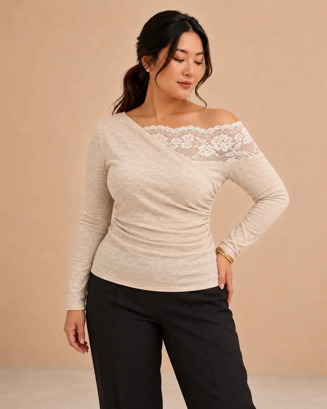 Camiseta mujer encaje floral asimétrico con escote asimétrico y mangas largas en color beige.