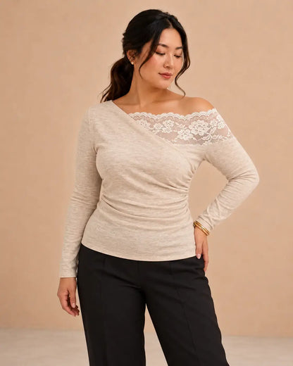 Camiseta mujer encaje floral asimétrico con escote asimétrico y mangas largas en color beige.