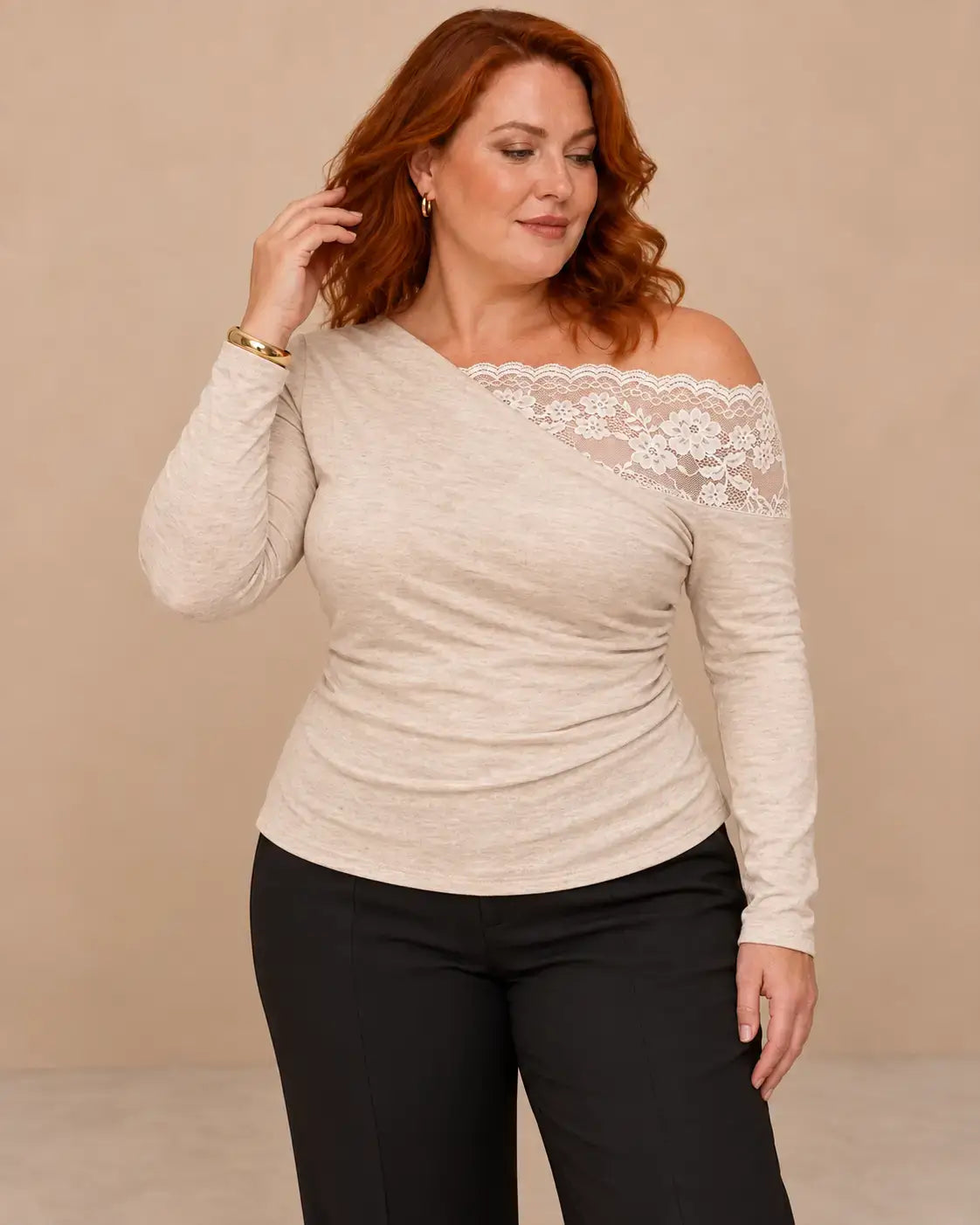 Camiseta mujer encaje floral asimétrico en color beige con escote asimétrico y mangas largas.