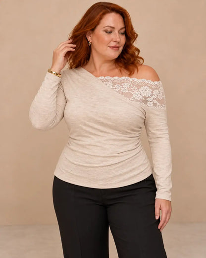 Camiseta mujer encaje floral asimétrico en color beige con escote asimétrico y mangas largas.