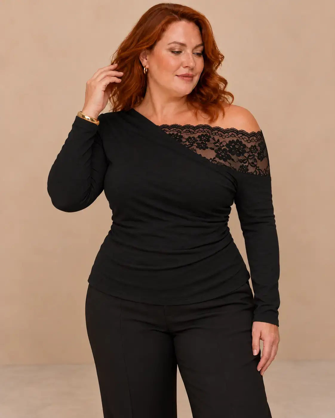 Camiseta mujer encaje floral asimétrico con escote asimétrico y mangas largas, ideal para ocasiones elegantes.