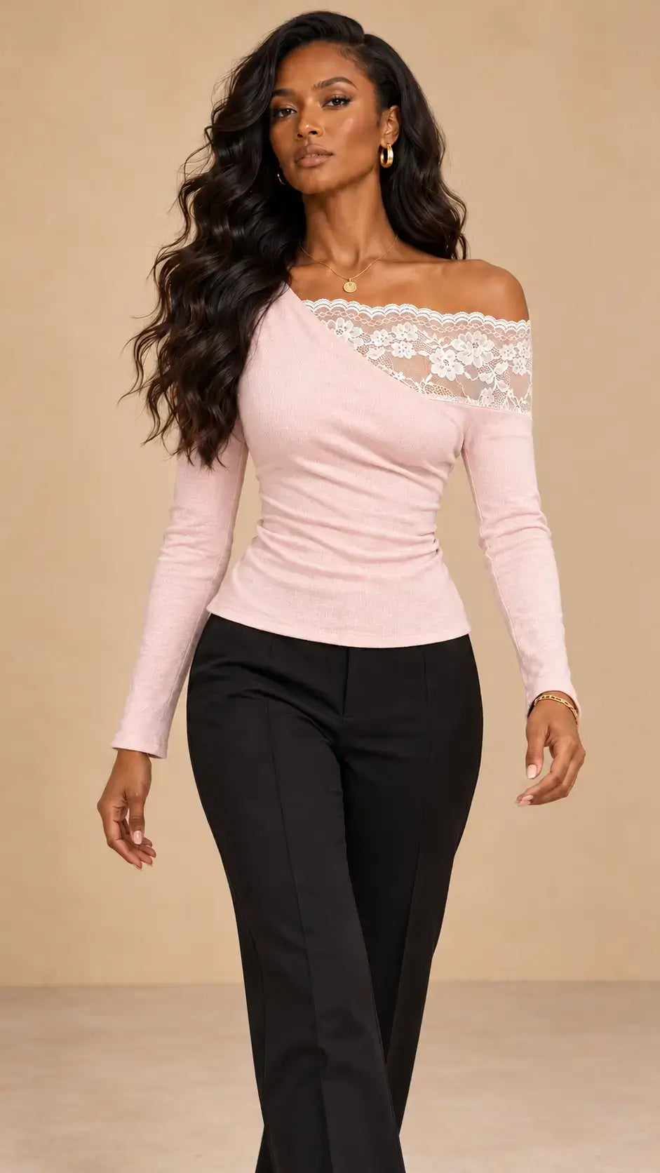 Camiseta mujer encaje floral asimétrico en rosa con escote asimétrico y mangas largas, ideal para ocasiones elegantes.