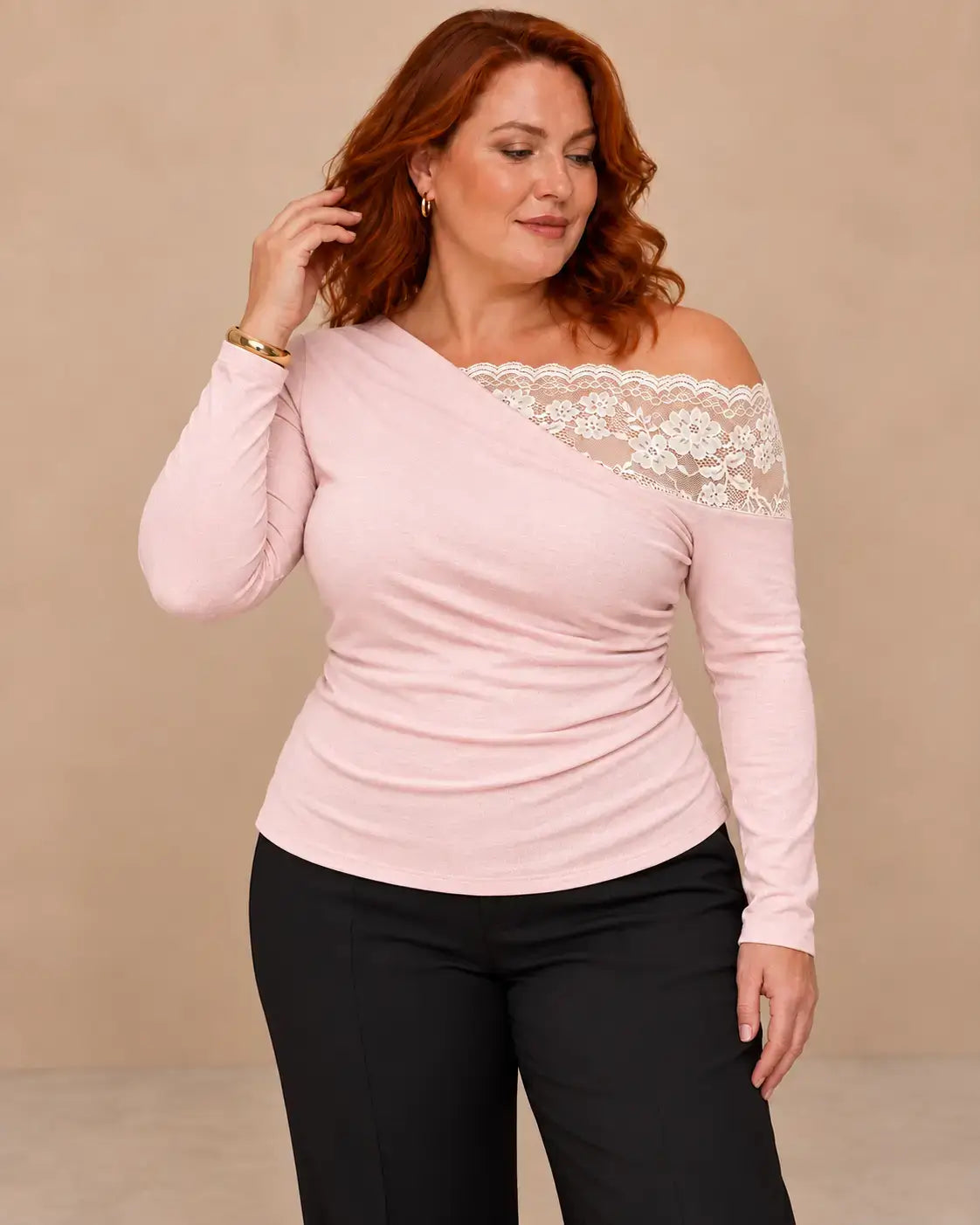 Camiseta mujer encaje floral asimétrico en color rosa, con escote asimétrico y mangas largas.