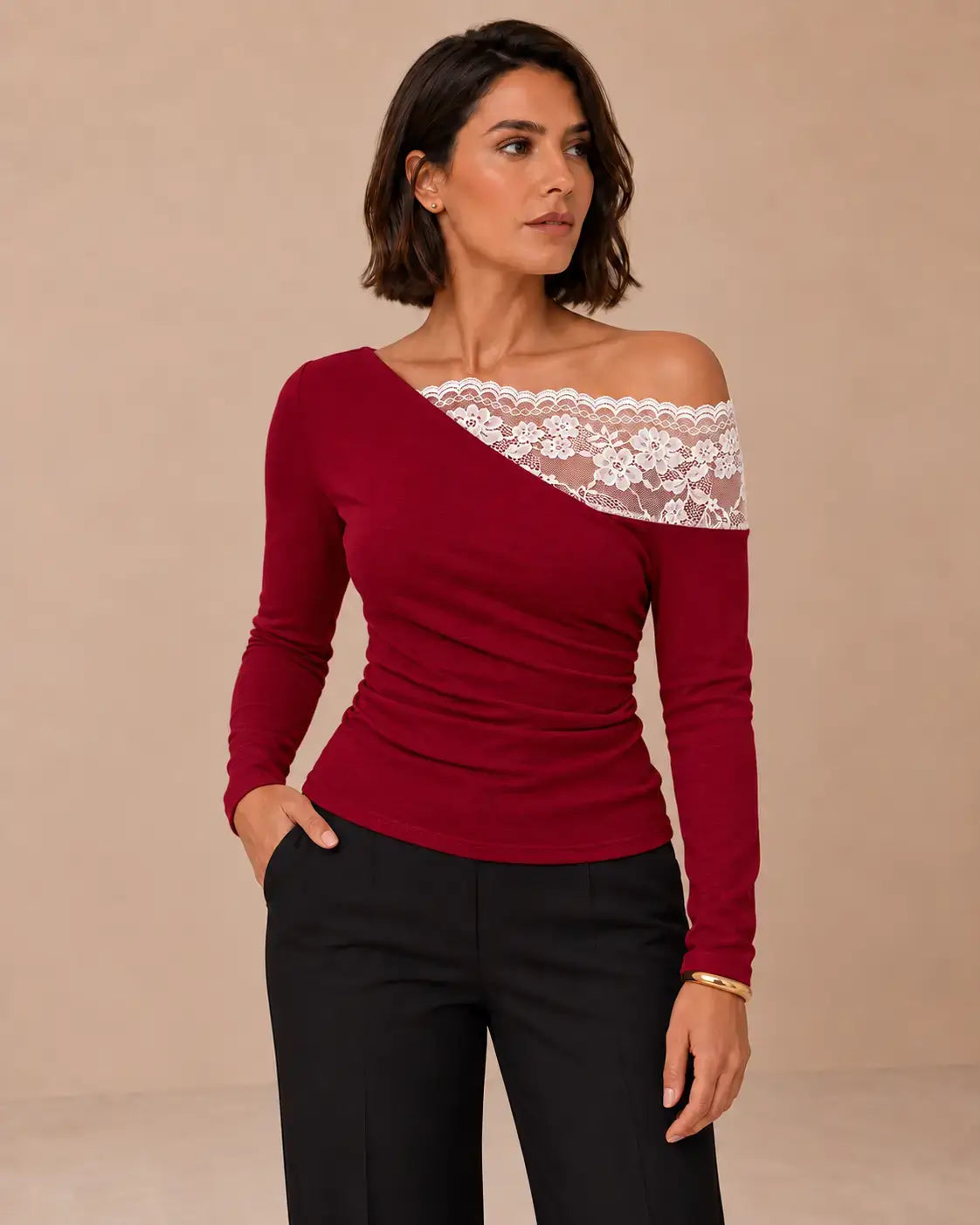 Camiseta mujer encaje floral asimétrico de color burdeos con escote asimétrico y mangas largas.
