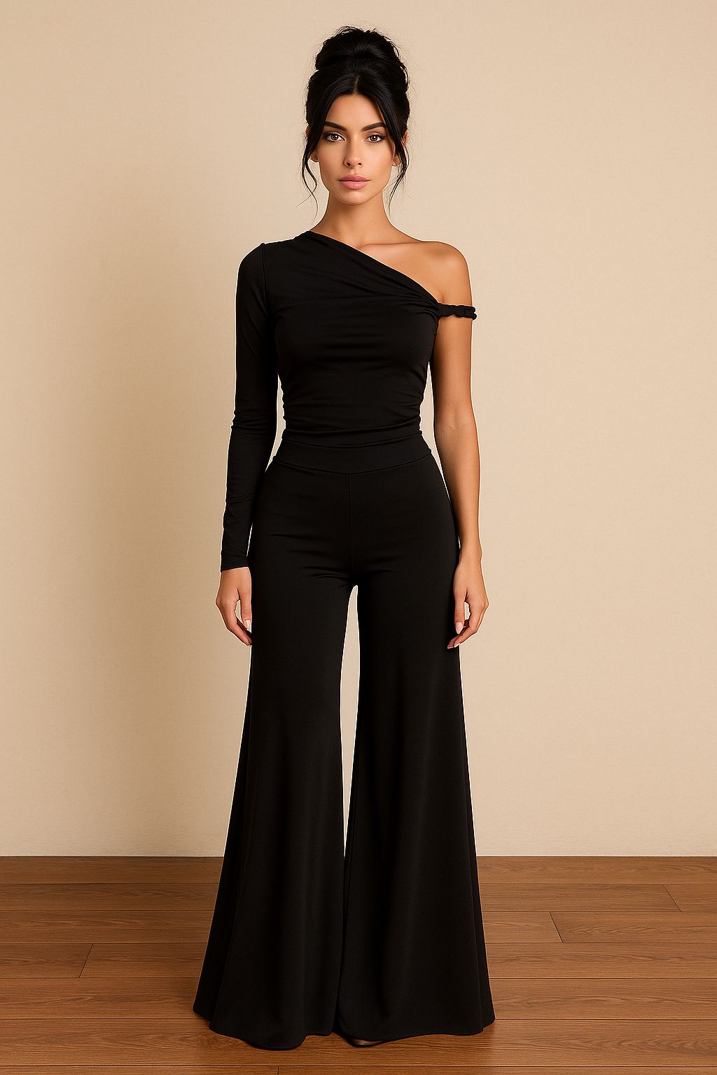 Camiseta Cashia Granada, con un sólo hombro, de color negro, vista frontal de cuerpo entero