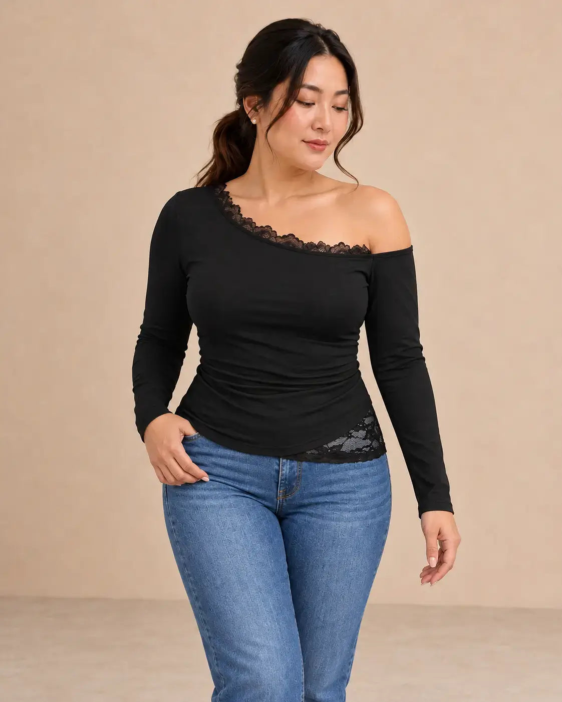 Camiseta negra manga larga encaje asimétrico modelo que muestra estilo moderno y elegante.