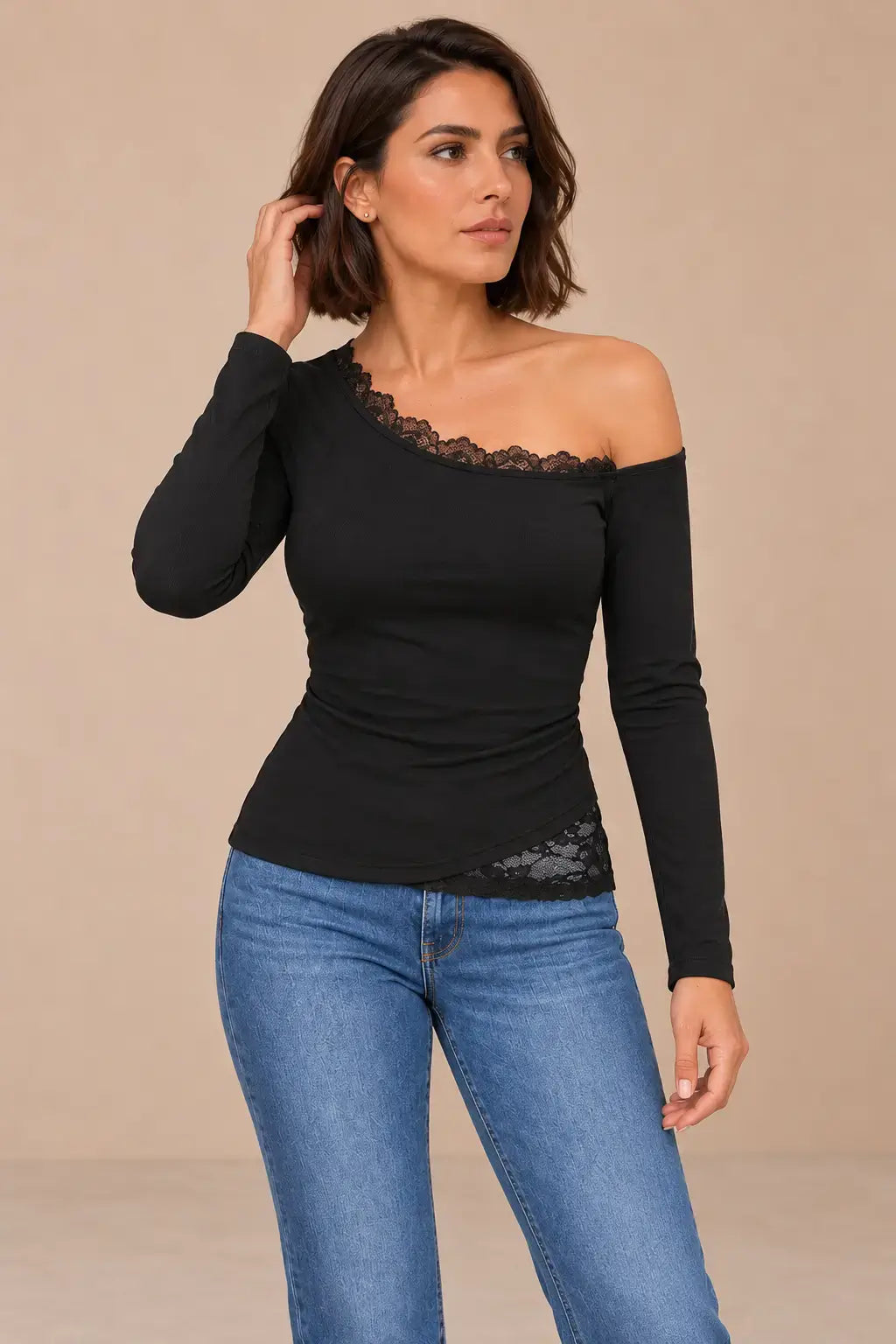 Camiseta negra manga larga encaje asimétrico CASHIA Impulso con diseño moderno y elegante.