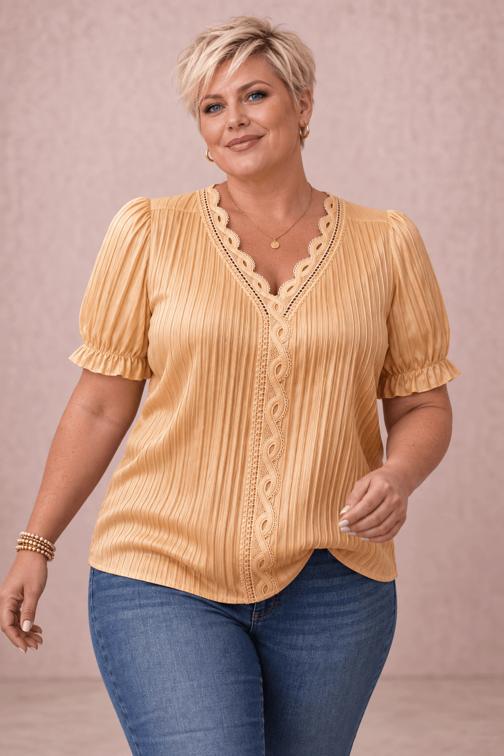 Modelo Cashia talla 2XL con Camiseta Cashia Jaén amarilla en medio plano superior sobre fondo nude

