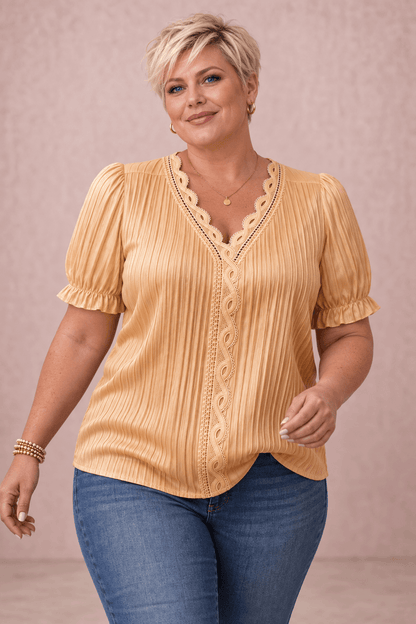 Modelo Cashia talla 2XL con Camiseta Cashia Jaén amarilla en medio plano superior sobre fondo nude
