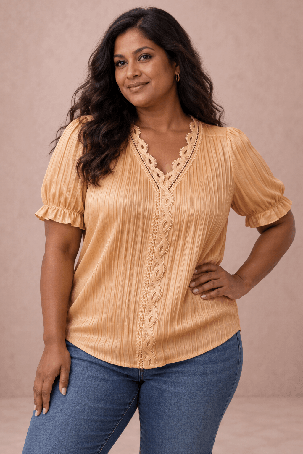 Modelo Cashia talla 3XL con Camiseta Cashia Jaén amarilla en medio plano superior sobre fondo nude

