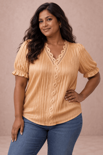 Modelo Cashia talla 3XL con Camiseta Cashia Jaén amarilla en medio plano superior sobre fondo nude
