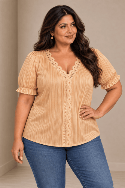 Modelo Cashia talla 4XL con Camiseta Cashia Jaén amarilla en medio plano superior sobre fondo nude