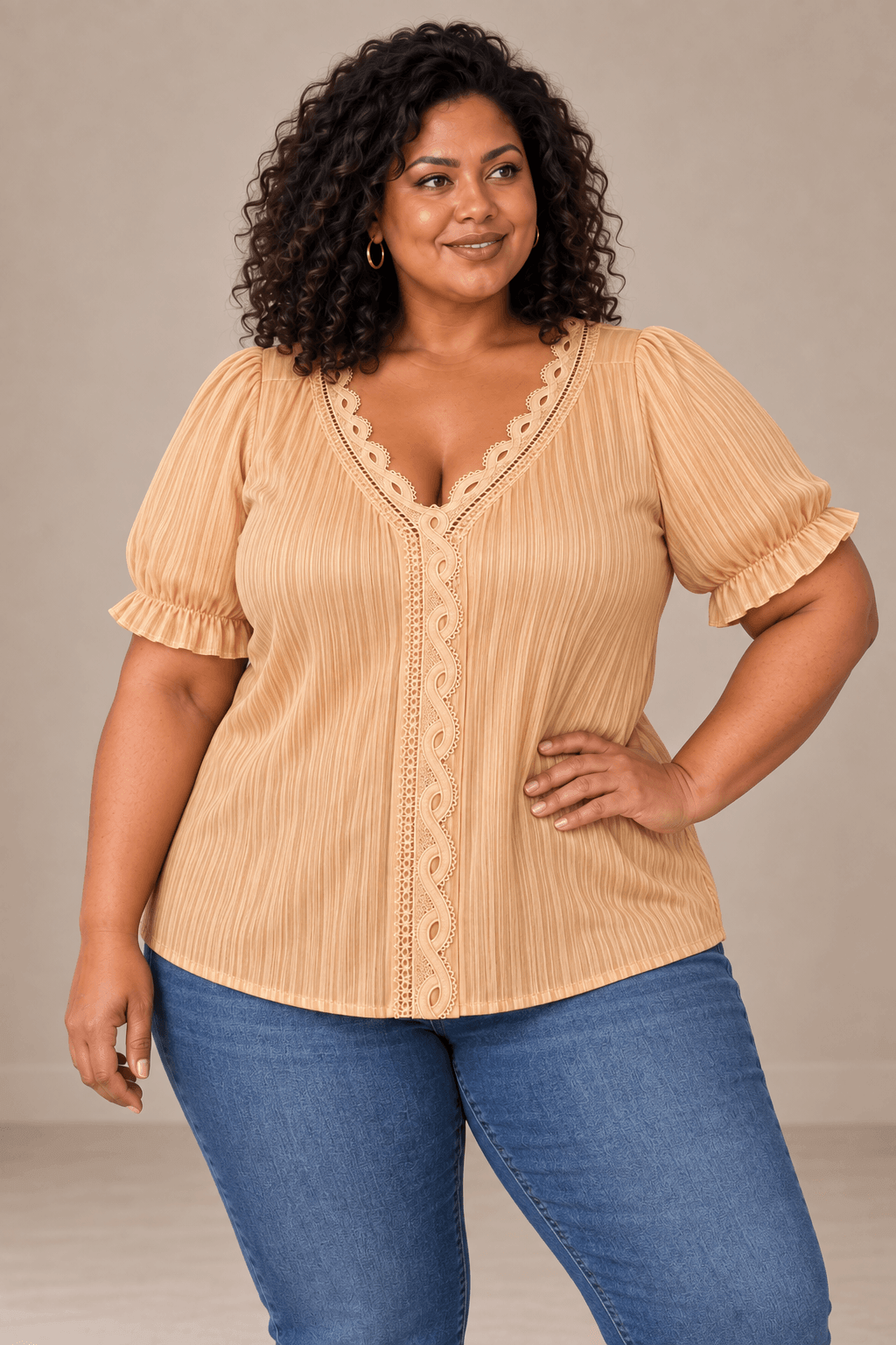 Modelo Cashia talla 5XL con Camiseta Cashia Jaén amarilla en medio plano superior sobre fondo nude