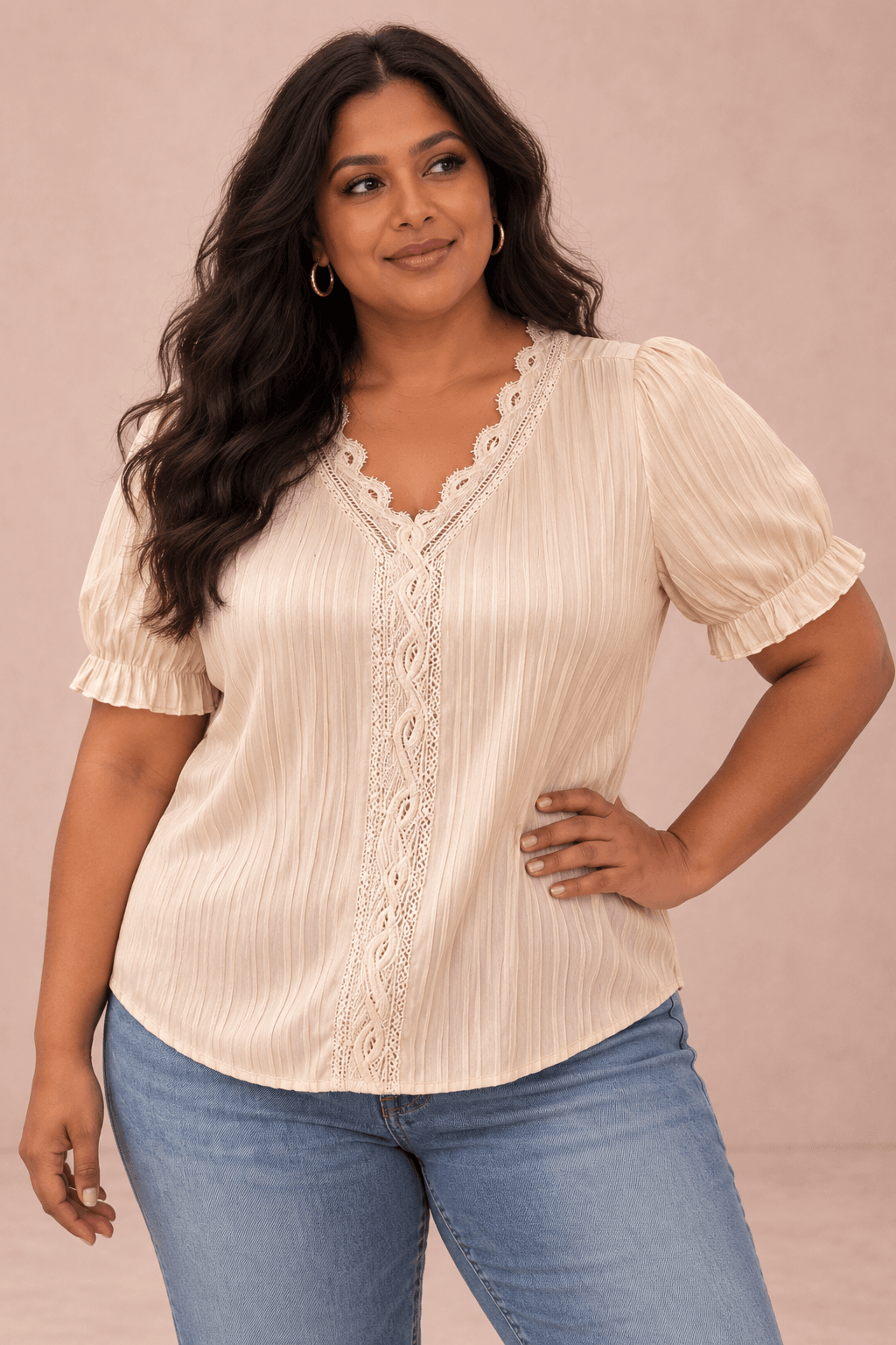 Modelo Cashia talla 3XL con Camiseta Cashia Jaén beige en medio plano superior sobre fondo nude
