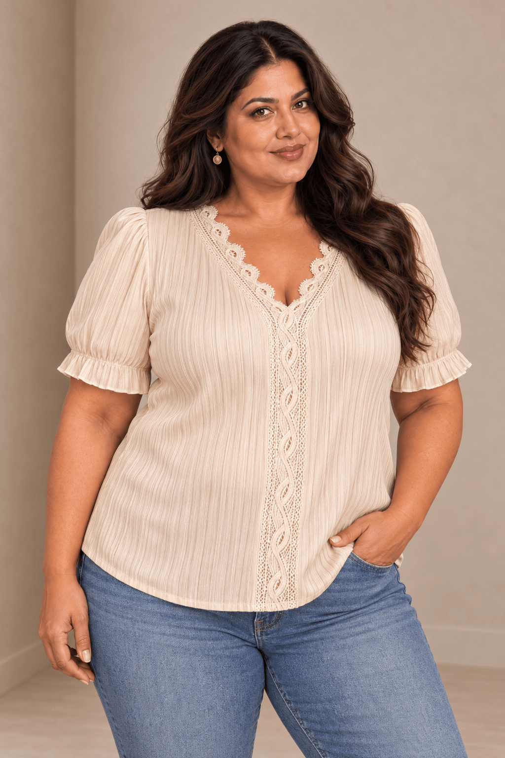  Modelo Cashia talla 4XL con Camiseta Cashia Jaén beige en medio plano superior sobre fondo nude
