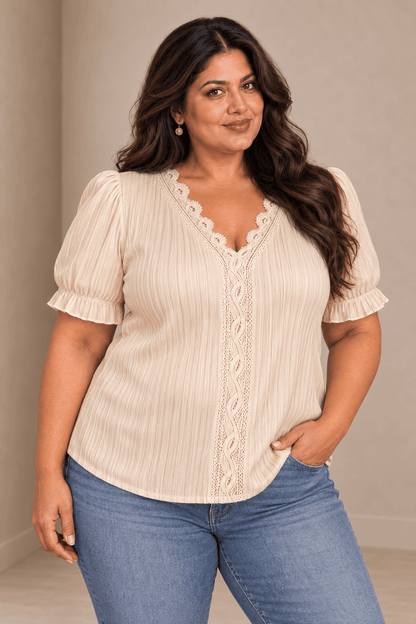  Modelo Cashia talla 4XL con Camiseta Cashia Jaén beige en medio plano superior sobre fondo nude
