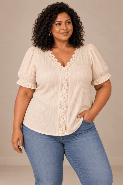 Modelo Cashia talla 5XL con Camiseta Cashia Jaén beige en medio plano superior sobre fondo nude
