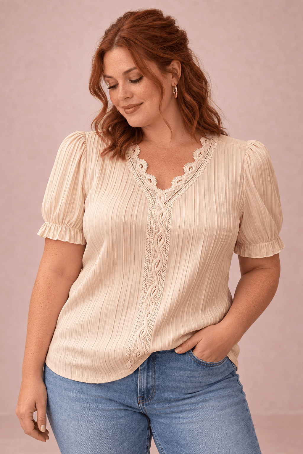Modelo Cashia talla XL con Camiseta Cashia Jaén beige en medio plano superior sobre fondo nude
