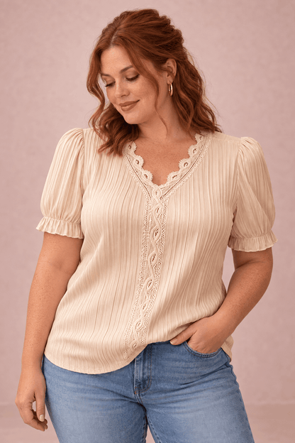 Modelo Cashia talla XL con Camiseta Cashia Jaén beige en medio plano superior sobre fondo nude
