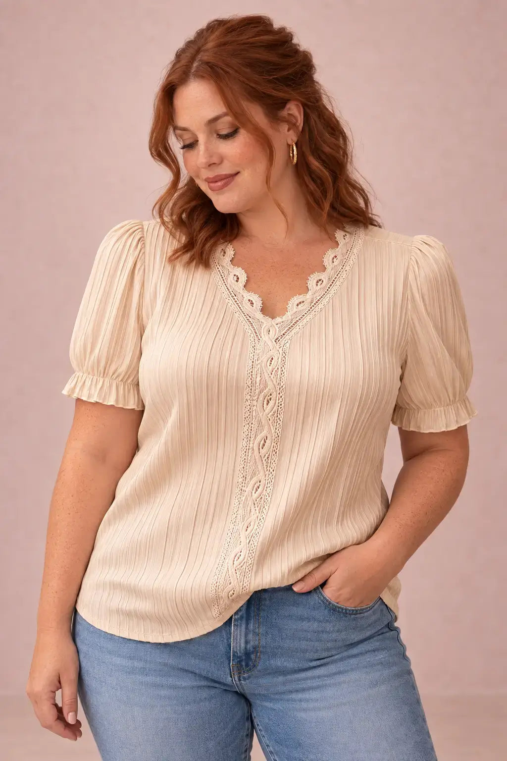 Modelo Cashia talla XL con Camiseta Cashia Jaén beige en medio plano superior sobre fondo nude
