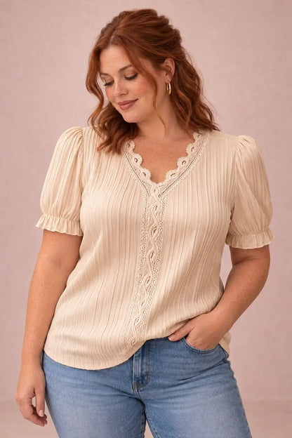 Modelo Cashia talla XL con Camiseta Cashia Jaén beige en medio plano superior sobre fondo nude

