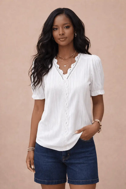 Modelo con Camiseta Cashia Jaén blanca escote en V con encaje y manga abullonada frontal
