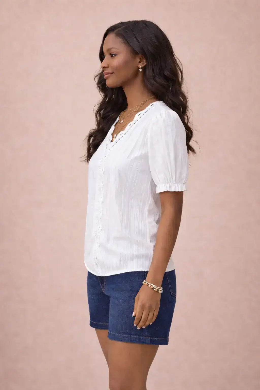 Vista lateral de Camiseta Cashia Jaén blanca con manga abullonada y escote en V con encaje