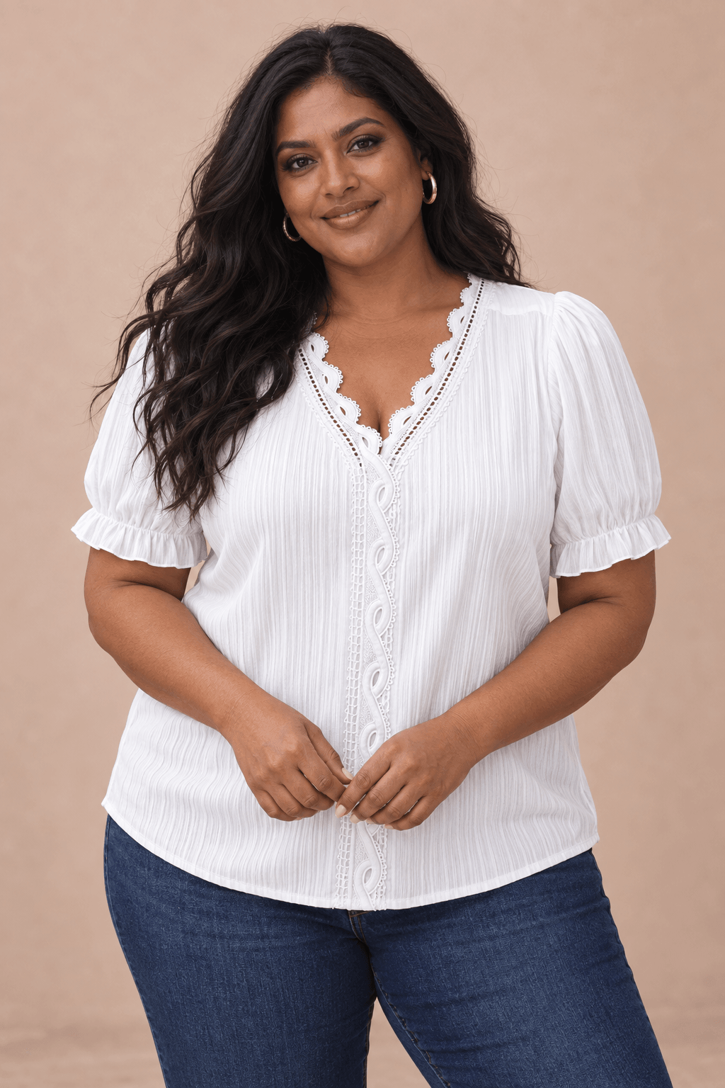 Modelo Cashia talla 3XL con Camiseta Cashia Jaén blanca en medio plano superior sobre fondo nude