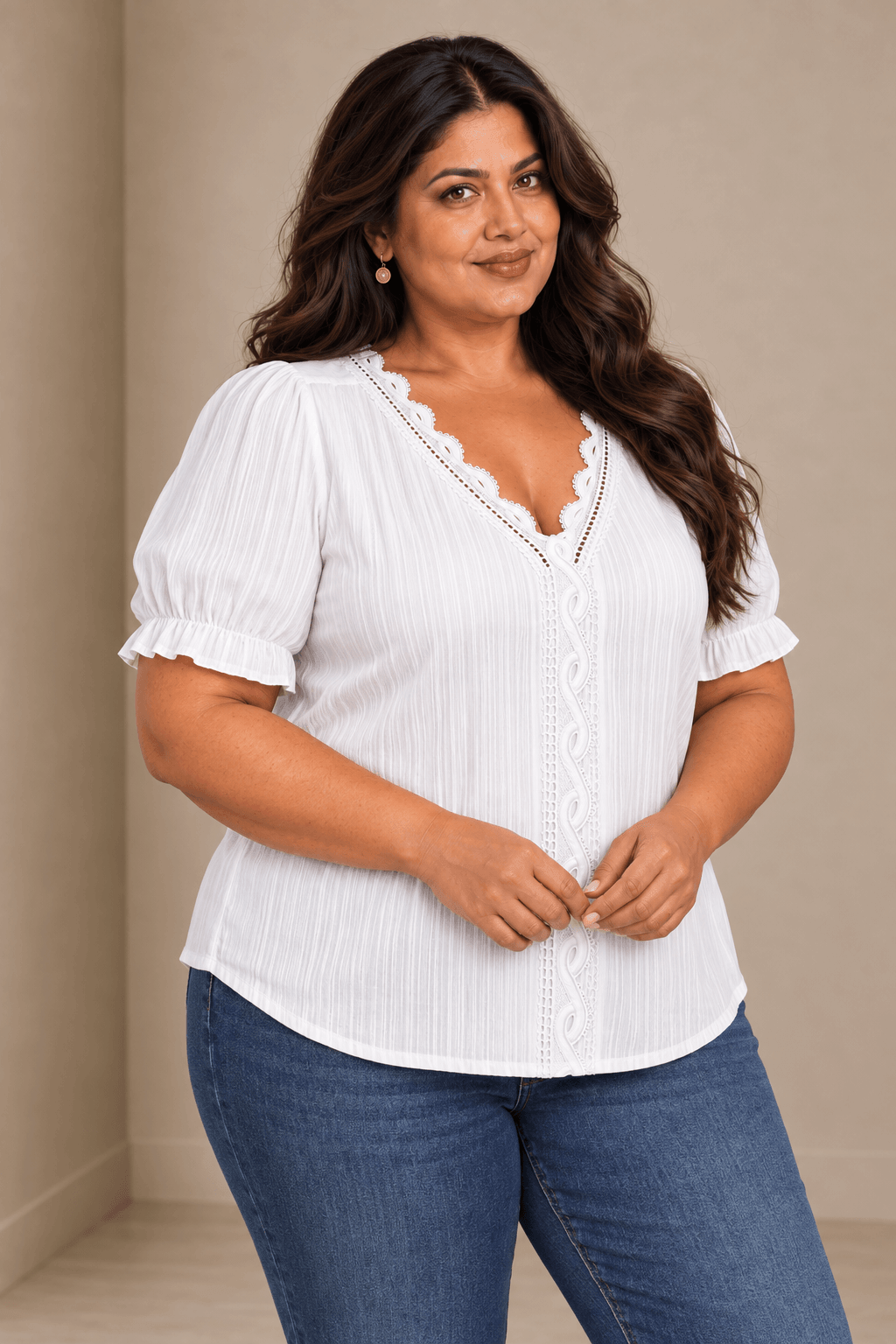 Modelo Cashia talla 4XL con Camiseta Cashia Jaén blanca en medio plano superior sobre fondo nude
