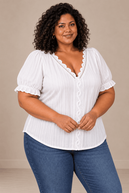 Modelo Cashia talla 5XL con Camiseta Cashia Jaén blanco en medio plano superior sobre fondo nude
