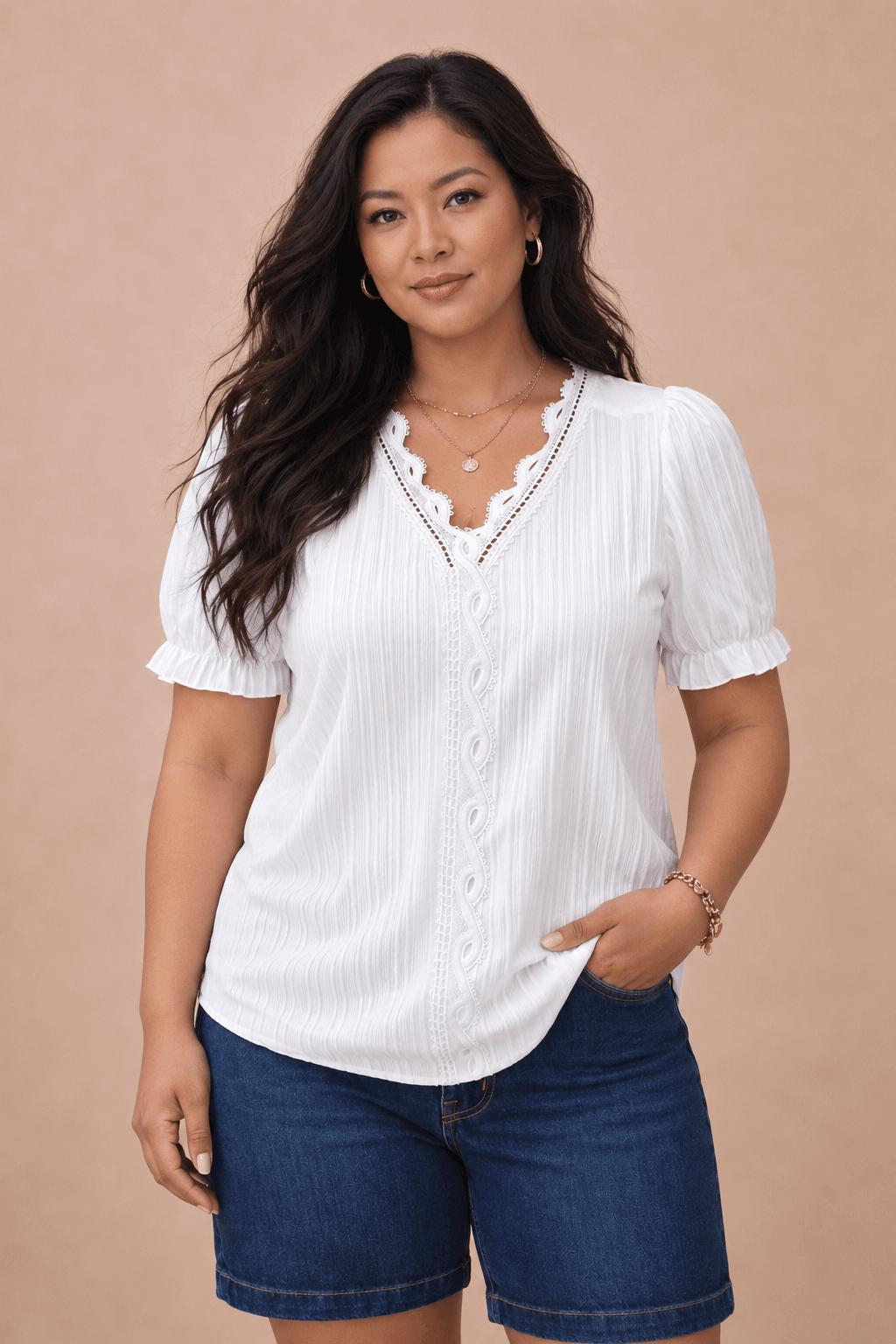 Modelo Cashia talla L con Camiseta Cashia Jaén blanca en medio plano superior sobre fondo nude
