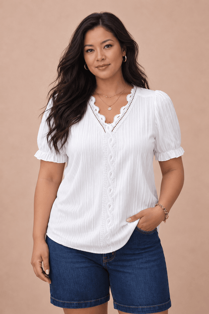 Modelo Cashia talla L con Camiseta Cashia Jaén blanca en medio plano superior sobre fondo nude
