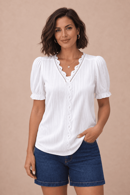 Modelo Cashia talla M con Camiseta Cashia Jaén blanca en medio plano superior sobre fondo nude
