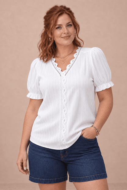 Modelo Cashia talla XL con Camiseta Cashia Jaén blanca en medio plano superior sobre fondo nude
