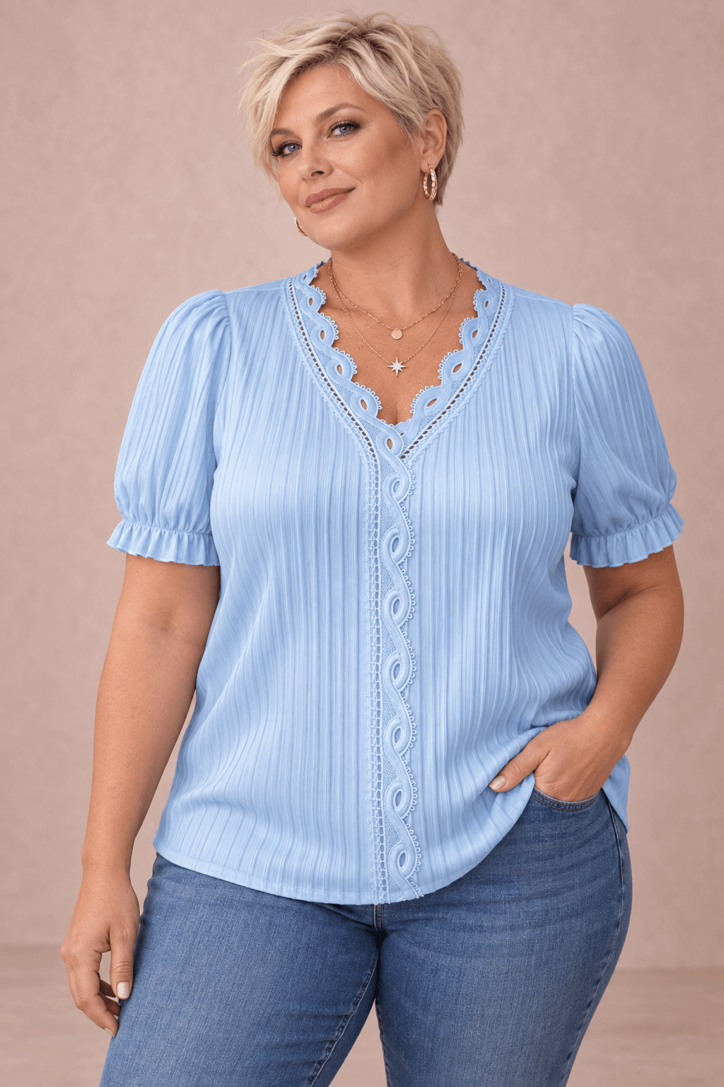  Modelo Cashia talla 2XL con Camiseta Cashia Jaén celeste en medio plano superior sobre fondo nude
